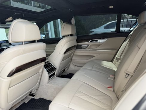 Used 2018 BMW 750i image 27