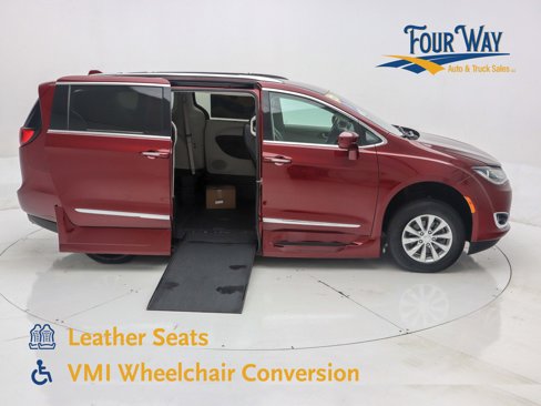 Used 2018 Chrysler Pacifica Touring-L image 1