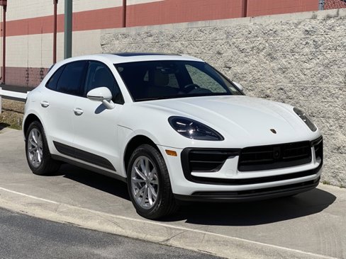 Certified 2025 Porsche Macan image 9