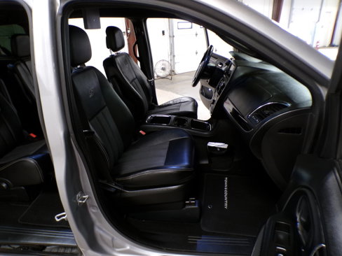 Used 2015 Chrysler Town & Country S image 16