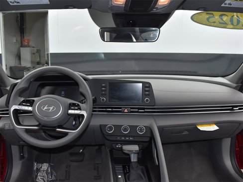 Certified 2025 Hyundai Elantra SE image 9