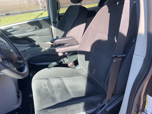 Used 2019 Dodge Grand Caravan SE w/ UConnect Hands-Free Group image 12