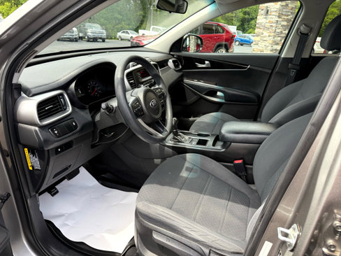 Used 2017 Kia Sorento L image 9