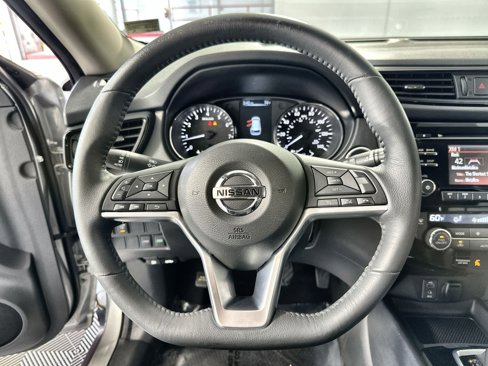 Used 2017 Nissan Rogue SV image 16