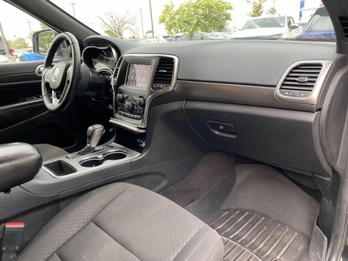 Used 2018 Jeep Grand Cherokee Laredo image 32