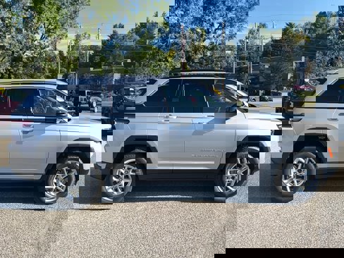 New 2025 Jeep Grand Cherokee Laredo X w/ Luxury Tech Group I image 4