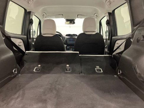 Used 2018 Jeep Renegade Latitude image 39