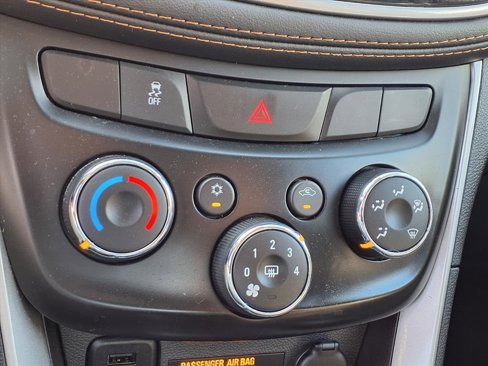 Used 2022 Chevrolet Trax LT w/ LT Convenience Package image 7