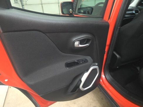 Used 2019 Jeep Renegade Latitude w/ Popular Equipment Group image 13