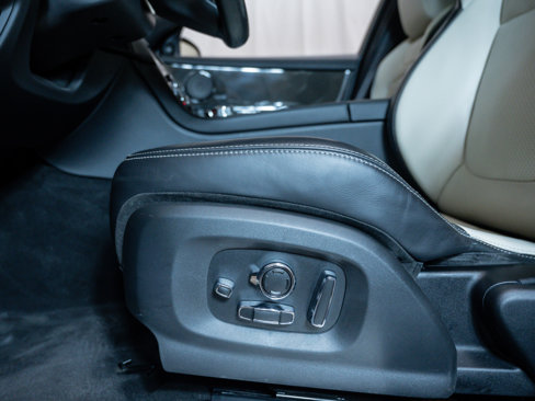 Used 2016 Jaguar XJ R image 16
