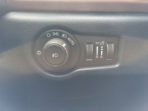 Used 2017 Chrysler Pacifica Limited w/ UConnect Theater Package image 27