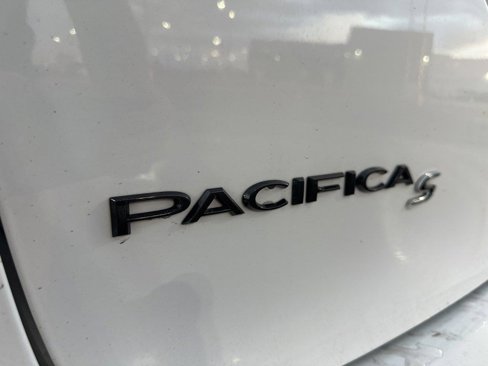 Used 2020 Chrysler Pacifica Touring-L w/ S Appearance Package image 4