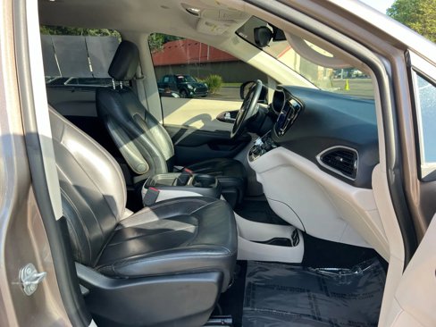 Used 2017 Chrysler Pacifica Touring-L image 18