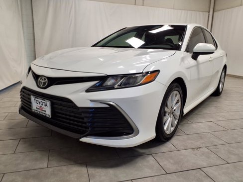 Used 2021 Toyota Camry LE image 3