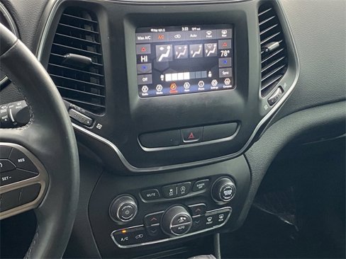 Used 2019 Jeep Cherokee Latitude Plus w/ Comfort/Convenience Group image 16