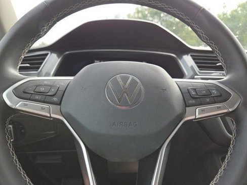 Used 2022 Volkswagen Tiguan SE image 32