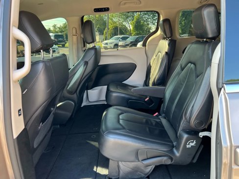 Used 2017 Chrysler Pacifica Touring-L image 21