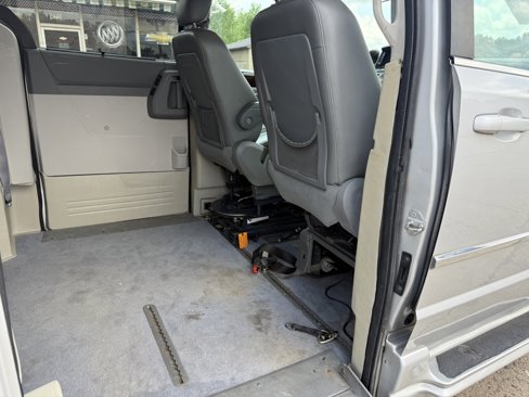 Used 2010 Chrysler Town & Country Touring image 31