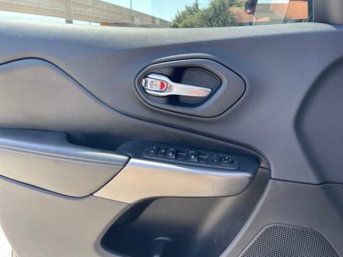 Used 2019 Jeep Cherokee Latitude w/ Popular Appearance Group image 16