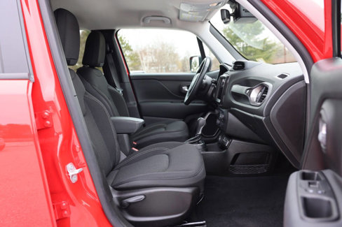 Used 2023 Jeep Renegade Latitude w/ Premium Group image 9