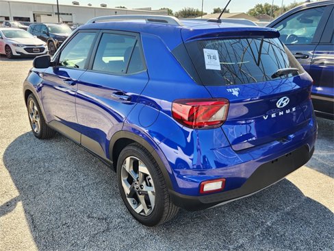 Used 2025 Hyundai Venue SEL image 4