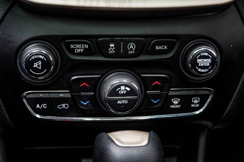 Used 2016 Jeep Cherokee Latitude w/ Comfort/Convenience Group image 20