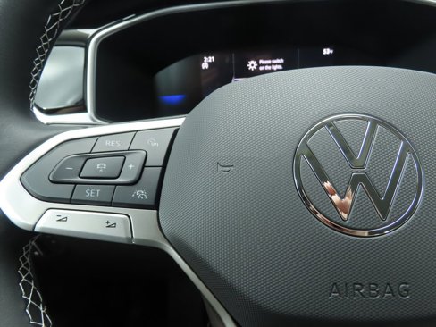 Certified 2025 Volkswagen Taos SE image 12