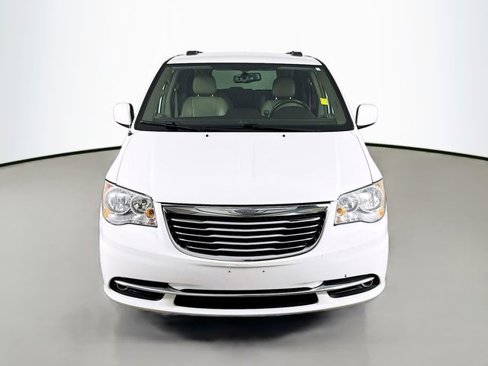 Used 2016 Chrysler Town & Country Touring image 2