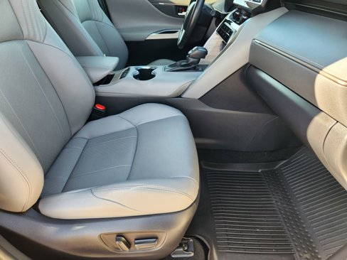Used 2021 Toyota Venza XLE image 16