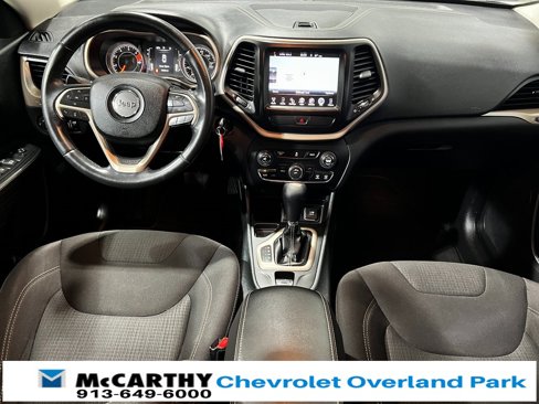 Used 2016 Jeep Cherokee Latitude image 2