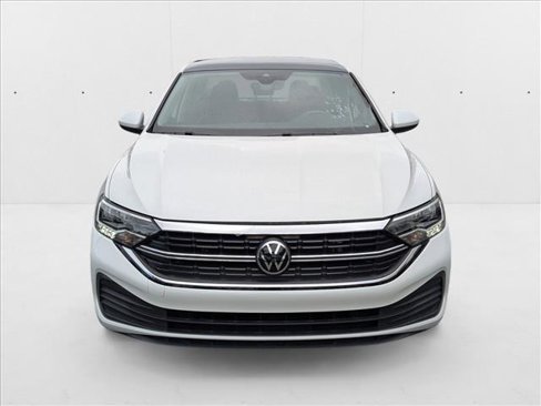 Used 2022 Volkswagen Jetta SE w/ Panoramic Sunroof Package image 2