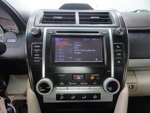 Used 2014 Toyota Camry LE image 12