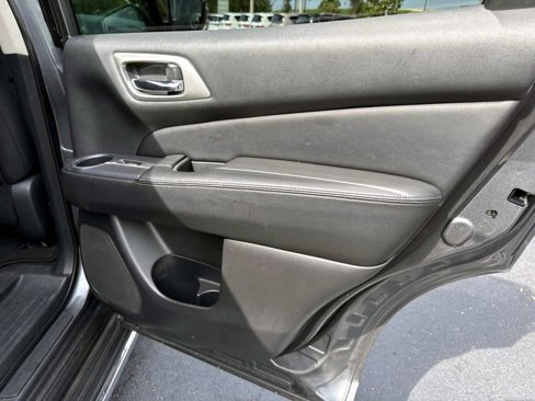 Used 2020 Nissan Pathfinder SV image 17