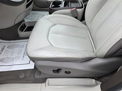 Used 2018 Chrysler Pacifica Touring-L image 18