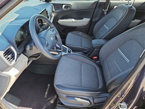 Used 2023 Hyundai Venue Limited image 13