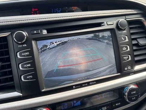 Used 2017 Toyota Highlander SE image 30