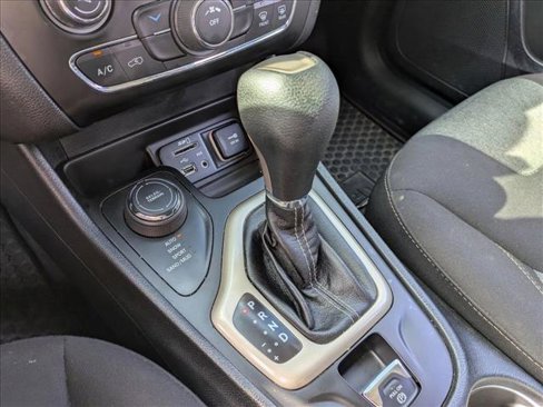 Used 2017 Jeep Cherokee Sport w/ Cold Weather Group image 11