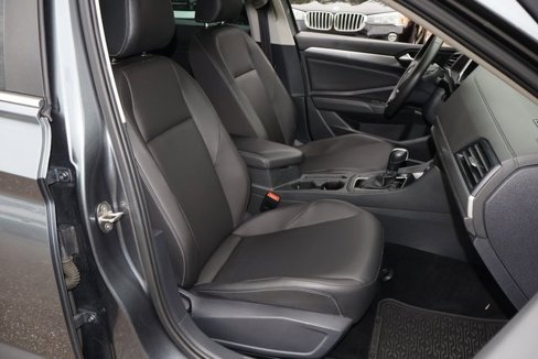 Certified 2020 Volkswagen Jetta SE w/ SE Cold Weather Package image 18