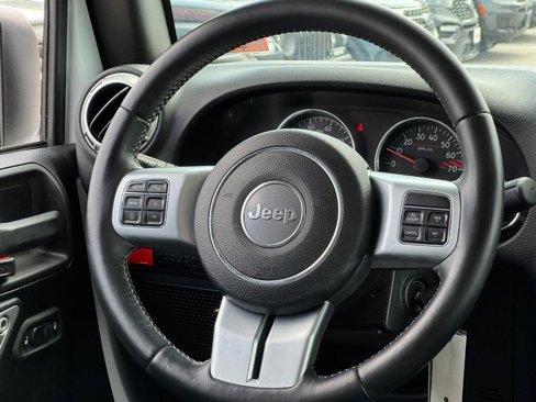 Used 2016 Jeep Wrangler Unlimited Rubicon image 12