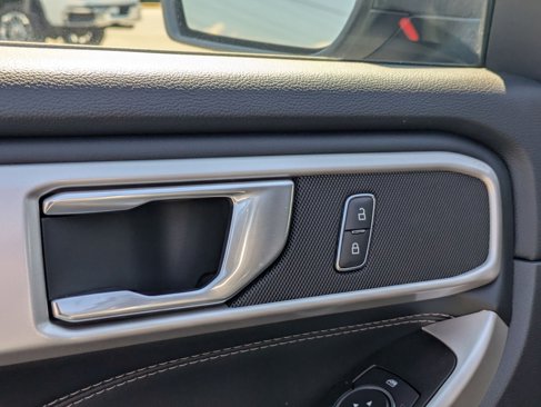 Used 2022 Ford Explorer XLT w/ Equipment Group 202A image 12