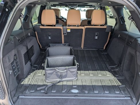 Certified 2024 Land Rover Discovery Dynamic SE image 29