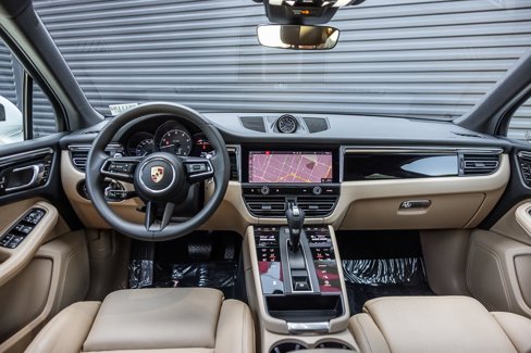Certified 2025 Porsche Macan image 12