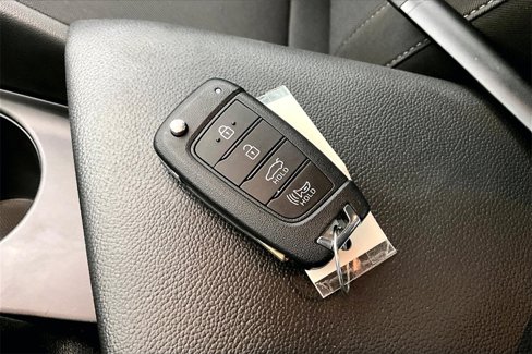 Certified 2025 Hyundai Elantra SE image 10