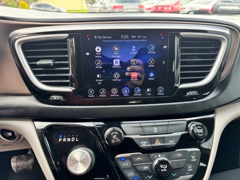 Used 2017 Chrysler Pacifica Touring image 13