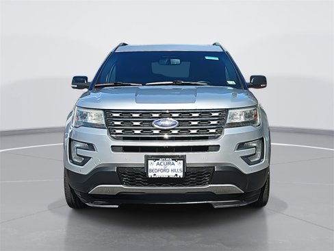 Used 2017 Ford Explorer XLT w/ Equipment Group 202A image 2