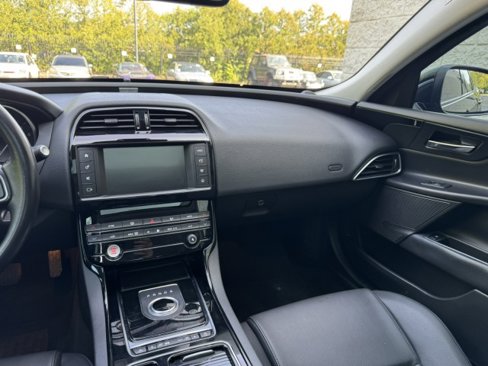 Used 2018 Jaguar XE image 21