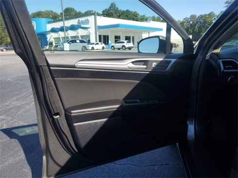 Used 2020 Ford Fusion SE image 32