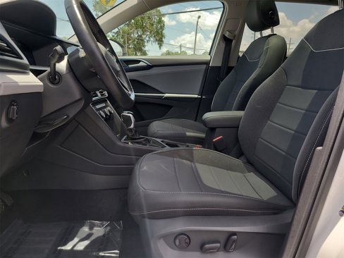 Used 2024 Volkswagen Taos SE w/ Panoramic Sunroof Package image 18