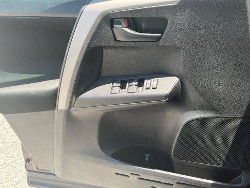 Used 2018 Toyota RAV4 LE image 17