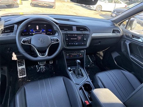 Certified 2022 Volkswagen Tiguan SE R-Line image 9